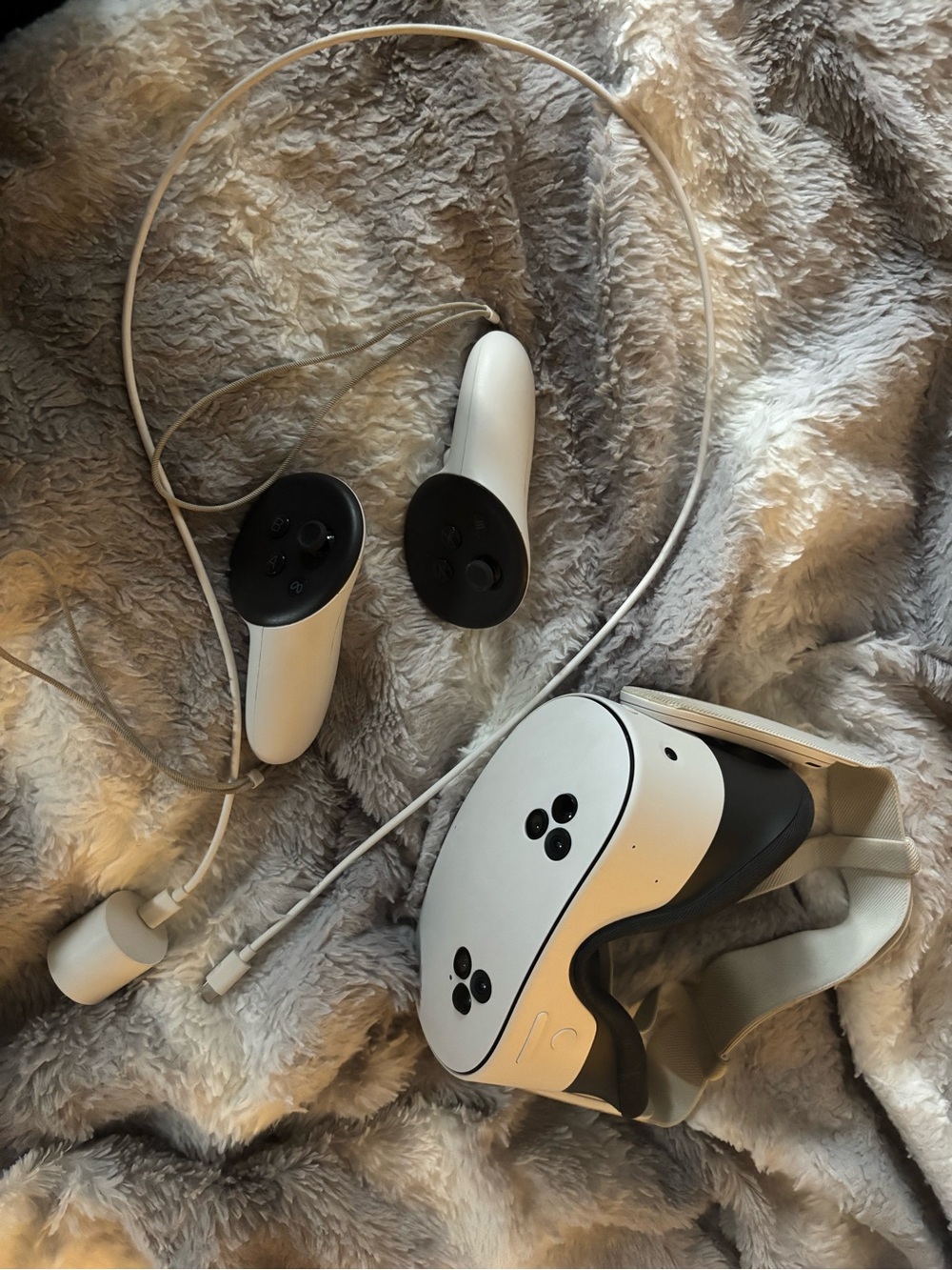 Meta Quest 3S White Standalone VR Headset with Black Accents and Controllers